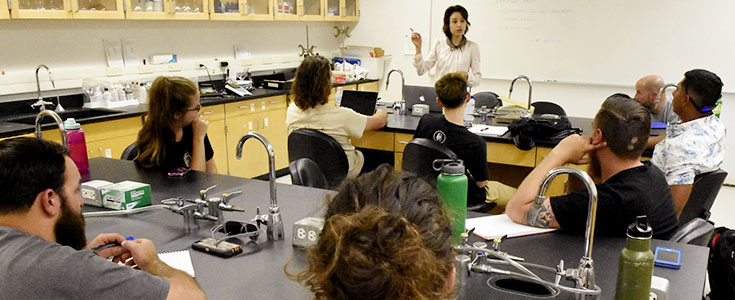 Dr. Qun Sun in lab with class